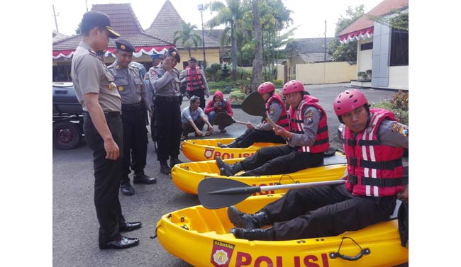 Anggota Polres dan Brimob Bojonegoro siap terjun menyelematkan warga jika Bengawan Solo jadi meluap. foto: EKY NURHADI/ BANGSAONLINE