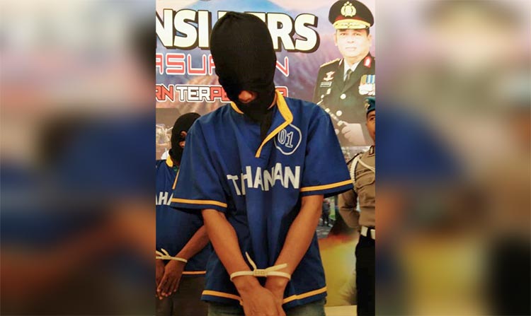 Tersangka begal Eko Prasetyo dihadirkan saat rilis di Mapolres Pasuruan, Selasa (21/1).