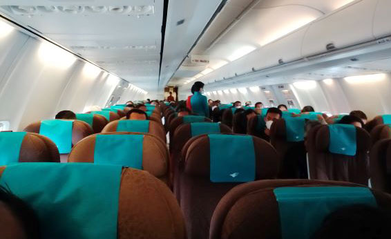 Para penumpang pesawat Garuda penerbangan GA 127 di Bandara Sultan Thaha Jambi tujuan Jakarta dan Surabaya. Foto: BANGSAONLINE.COM.
