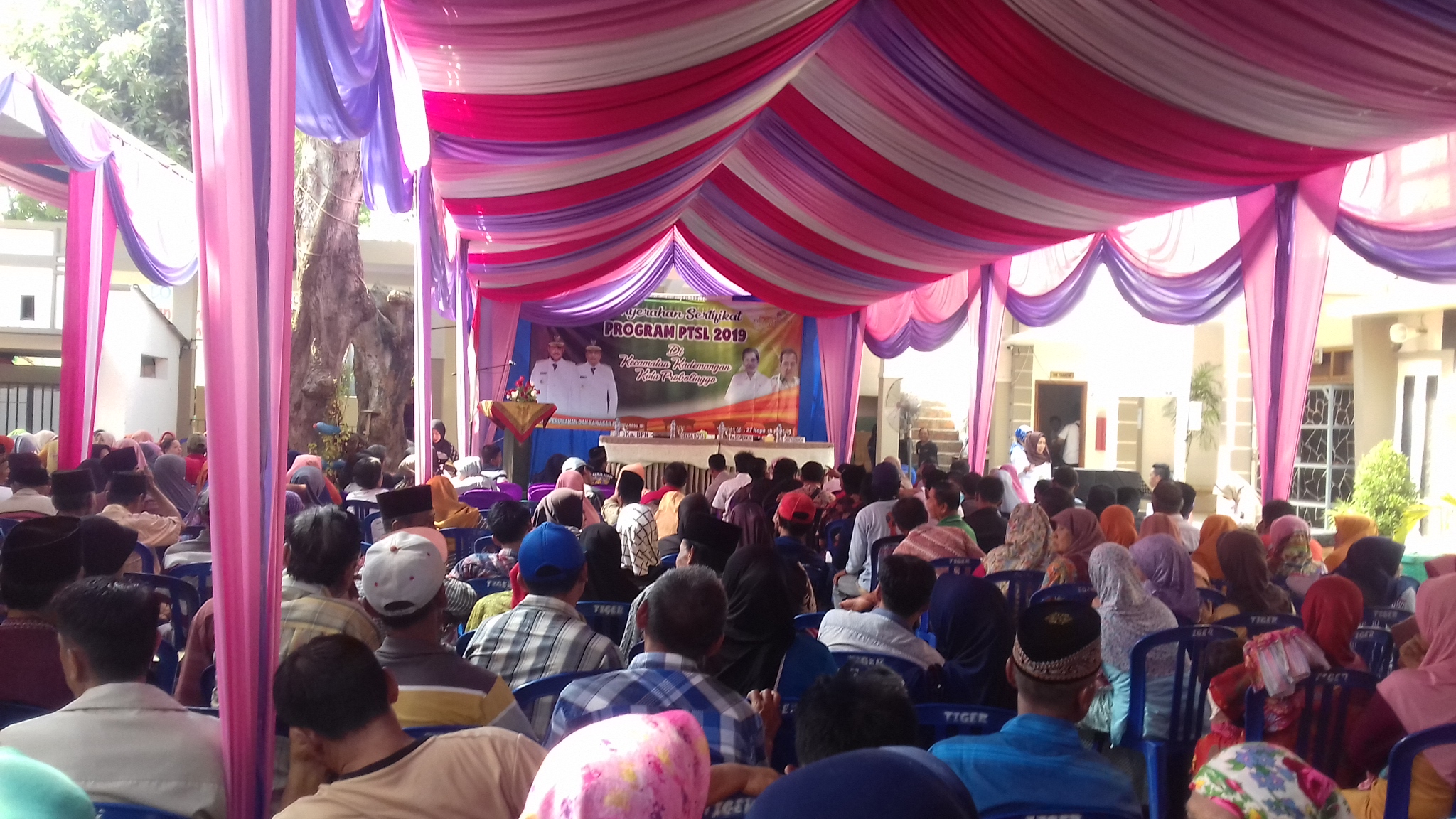 Penyerahan sertifikat PTSL di kantor Kelurahan Triwung Kidul, Kecamatan Kademangan, Kota Probolinggo, Jumat (6/12).