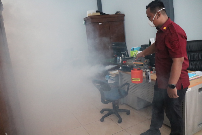 Proses Fogging di lingkungan Lapas Pemuda Madiun yang langsung dilakukan dan dipimpin oleh Kasubsi Bimkemaswat.
