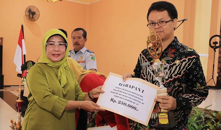 Plt. Kepala DP3AKB Kota Pasuruan Ir. Sugiarti, M.Si saat menyerahkan hadiah juara lomba kreasi mie.