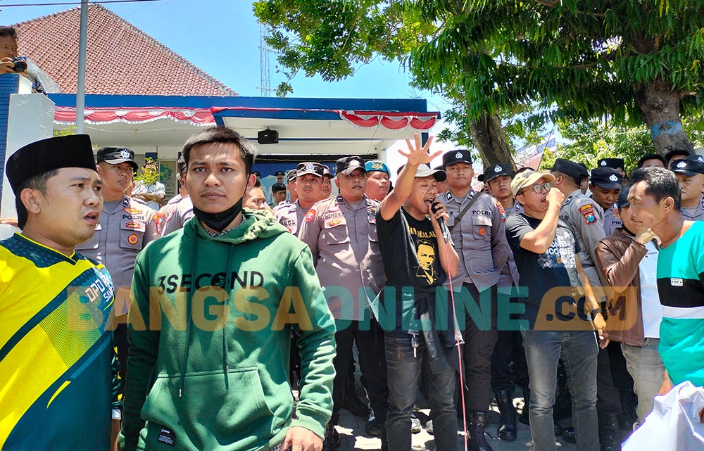 Kecewa Lantaran Diduga Tak Diusulkan PPPK, Puluhan Tenaga Kesehatan Puskesmas di Sampang Demo Dinkes
