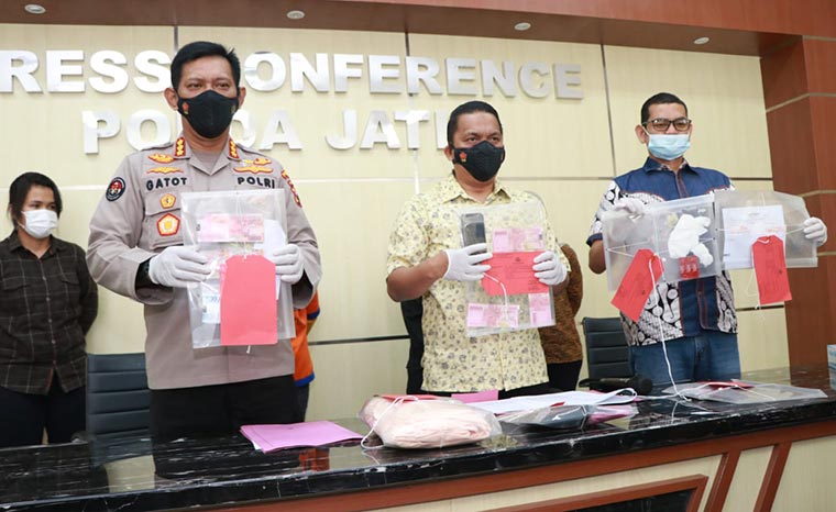 Kabid Humas Polda Jatim Kombes Pol Gatot Repli Handoko (kiri), Wadirreskrimum AKBP Nasrun Pasaribu (tengah) menunjukkan barang bukti kasus praktik prostitusi di Rumah Karaoke Next KTV Blitar.