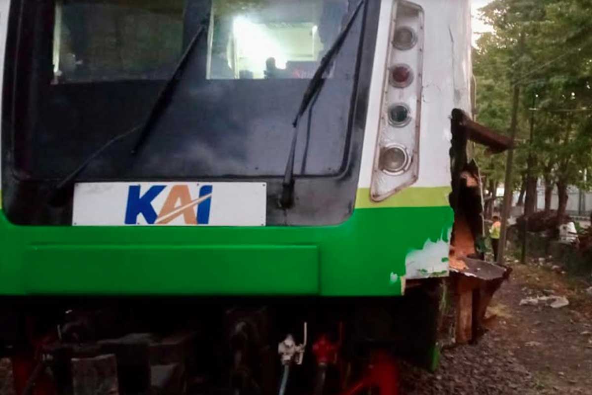 Bodi KA Commuterline Sindro yang ringsek akibat hantaman dengan Truk di Banjarkemantren, Buduran, Sidoarjo.