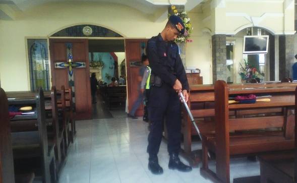 ?DETEKSI – Tim Gegana Polda Jatim saat melakukan penyisiran di GPIB Bethesda, Jl Untung Suropati, Sidoarjo, Rabu (24/12/2014). foto: nanang ichwan/BangsaOnline