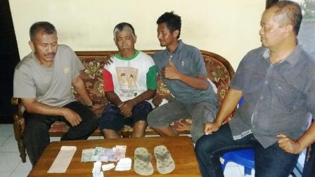 Kusen (no 2 dari kiri) diamankan petugas.