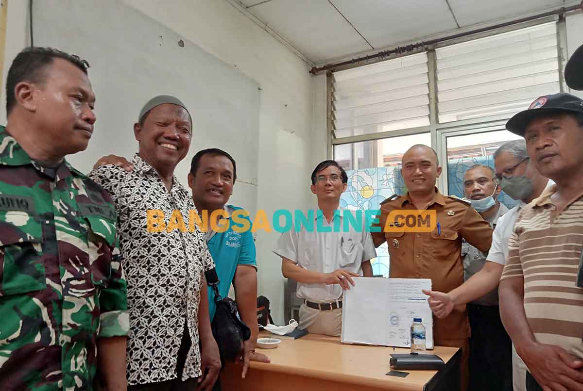 Warga Gempol bersama pihak PT JAI usai menandatangani kesepakatan bersama. Foto: AHMAD FUAD/BANGSAONLINE