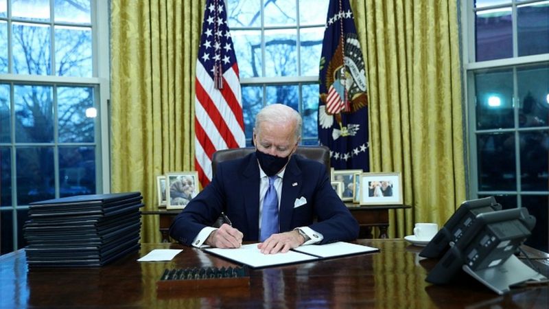 Presiden Amerika Serikat (AS)Joe Biden langsung menandatangani surat perintah eksekutif sekaligus membatalkan kebijakan Donald Trump terkait penanganan pandemi virus corona, ketidaksetaraan ras, dan termasuk kebijakan larang Muslim masuk AS. foto: Reuters