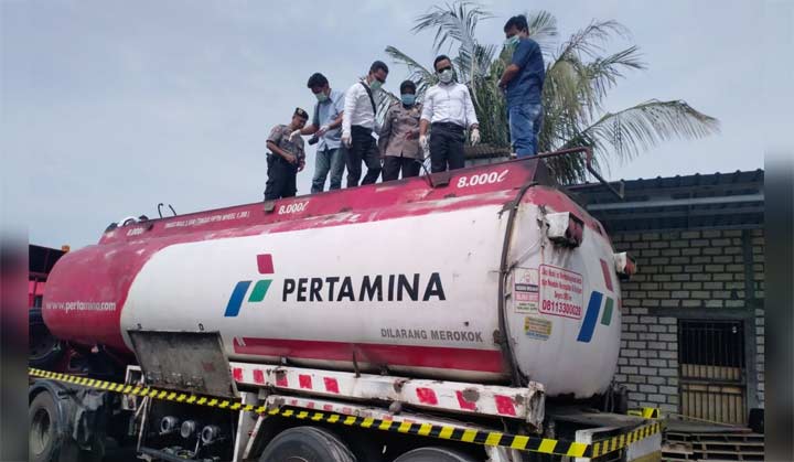 Truk tangki yang menyebabkan kedua korban meninggal dunia.