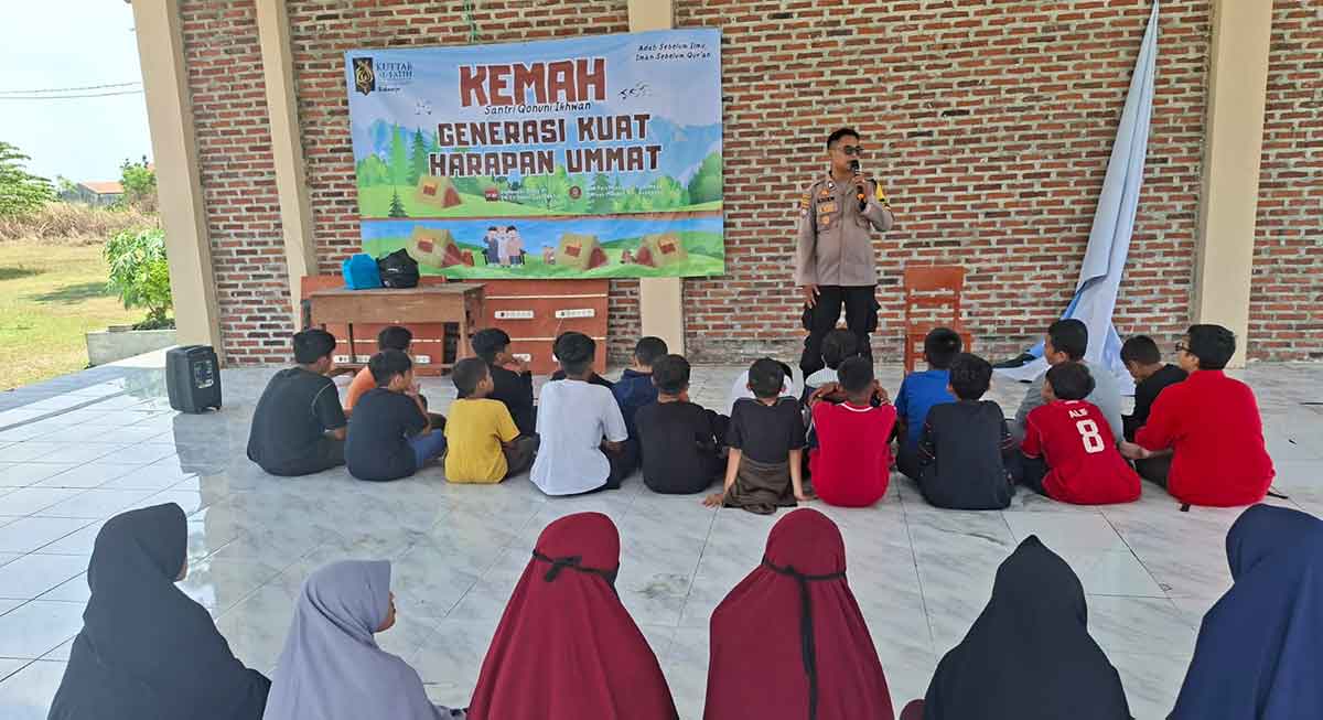 Petugas dari Polsek Krembung saat memberi pembekalan. 