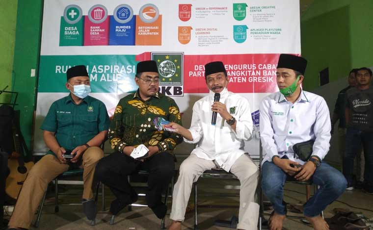 Dari kanan, Ketua Fraksi PKB DPRD Jatim Fauzan Fuadi, Cabup Moh. Qosim, Wakil Ketua DPP PKB Jazilul Fawaid, dan Abdul Qodir saat memberikan keterangan di Kantor DPC PKB Gresik. foto: ist.