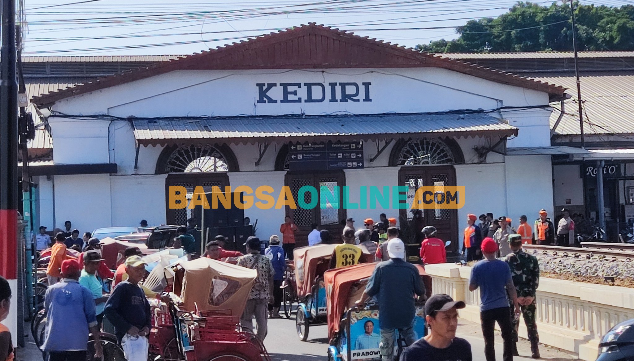 Puluhan massa PKL dan tukang becak melakukan unjuk rasa di Stasiun KA Kediri.
Foto: Muji Harjita/BANGSAONLINE