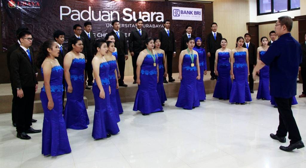 JUARA. Inilah paduan suara dari Ubaya yang memenangkan medali emas dalam kategori Mixed Youth dan kategori Musica Sacra dalam 4th Bali International Choir Festival 2015 di Bali. 