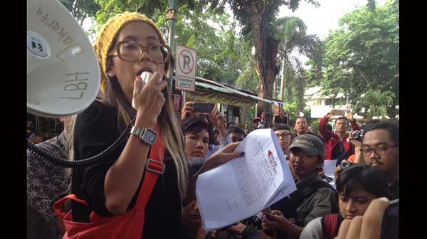 Dita Indah Sari, aktivis sekaligus perwakilan panitia Festival Belok Kiri saat membacakan keterangan persnya di Area Parkir Kawasan Taman Ismail Marzuki, Jakarta Pusat, Sabtu (27/02). foto: rakisa/ BANGSAONLINE