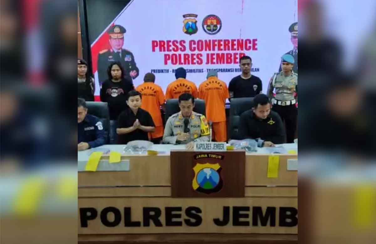 Kapolres Jember, AKBP Hery Purnomo, saat konferensi pers terkait tewasnya 2 pemuda di Sungai Tanggul.