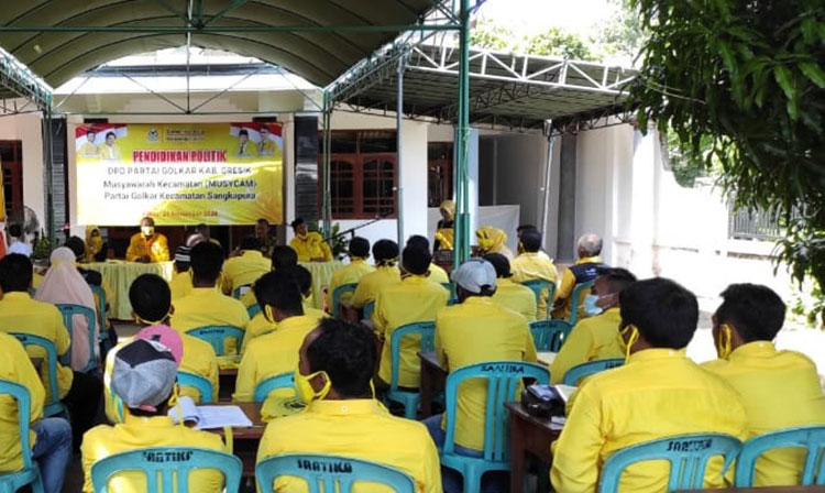Golkar Gresik ketika melakukan konsolidasi di Kecamatan Sangkapura dan Tambak, Pulau Bawean. (foto: ist)
