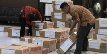 Petugas sortir Dinas Pendidikan Tuban sedang memilah naskah UN. (Suwandi/BANGSAONLINE)