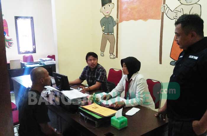 Tersangka saat diinterogasi di Mapolres Blitar Kota. foto: AKINA/ BANGSAONLINE