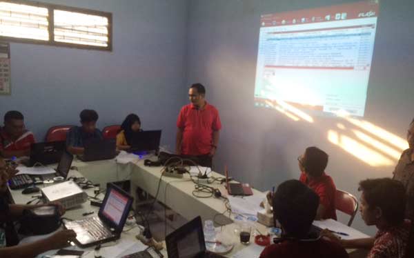Sulkani saat memantau aktivitas para pengurus DPC PDI Perjuangan yang melakukan rekapitulasi real count hasil Pemilihan Bupati Kediri. foto: arif kurniawan/ BANGSAONLINE