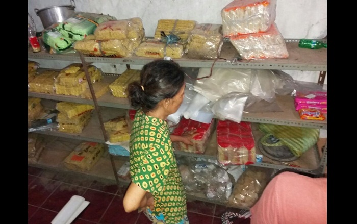 Korban saat menunjukkan tempat uang yang dijarah perampok.