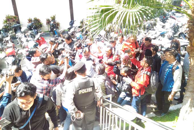 M Arif Wicaksono dikerubuti wartawan saat datang ke Mapolres Makota. foto: IWAN IRAWAN/ BANGSAONLINE