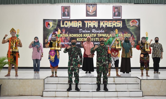 Dandim Tuban foto bersama usai penyerahan piala dan penghargaan kepada tim penari terbaik.