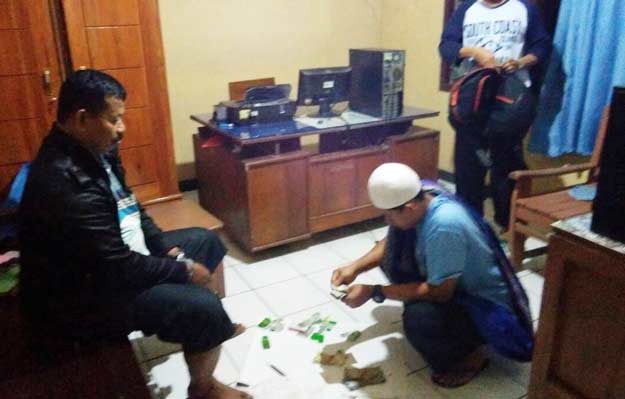 Suharto (duduk kiri) saat dikroscek dengan barang bukti yang disita petugas Polsek Bringin. foto: ZAINAL ABIDIN/ BANGSAONLINE