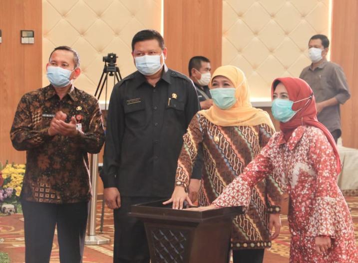 Gubernur Jawa Timur Khofifah Indar Parawansa saat meresmikan Gedung Command Center dan PPID (Pejabat Pengelola Informasi dan Dokumentasi), Senin (9/11/2020). foto: ist/ bangsaonline.com