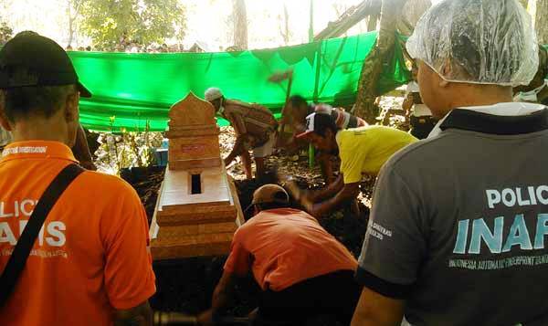 BONGKAR. Polisi saat membongkar makam Ramtam warga RT 2 RW 2, Dusun Tegaron, Desa Gamongan, Kecamatan Tambakrejo, Bojonegoro. Foto: Eky Nurhadi/BANGSAONLINE