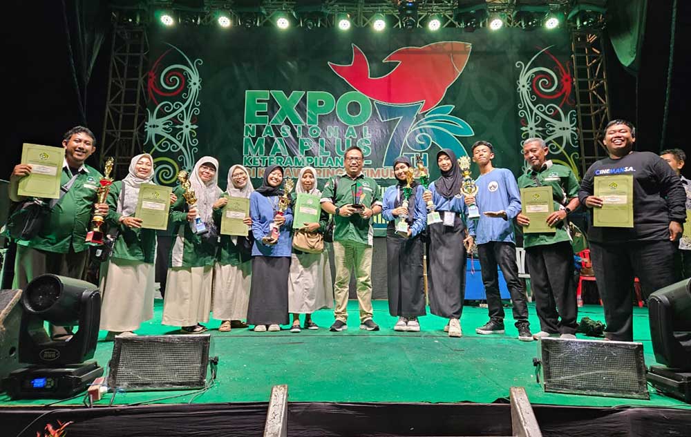 Kepala MAN 1 Tuban, H Ahmad Hudan Mabruri, bersama guru dan para siswa yang mengikuti ajang Expo Nasional MA Plus Keterampilan ke-7 di Kotawaringin.