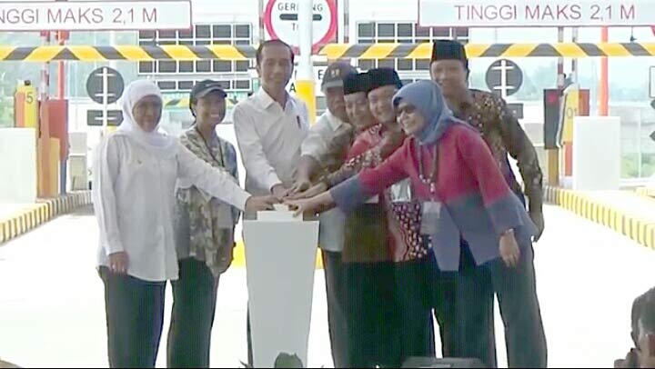 Peresmian ditandai dengan penekanan sirine dan penandatanganan prasasti oleh Presiden.