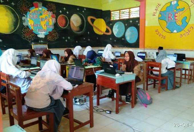 Suasana kompetisi sains berbasis komputer.