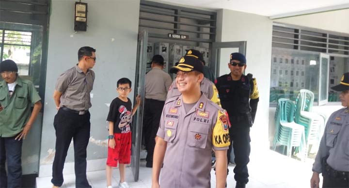 Kapolres Jember AKBP Kusworo Wibowo saat melakukan pantauan di sejumlah PPK.