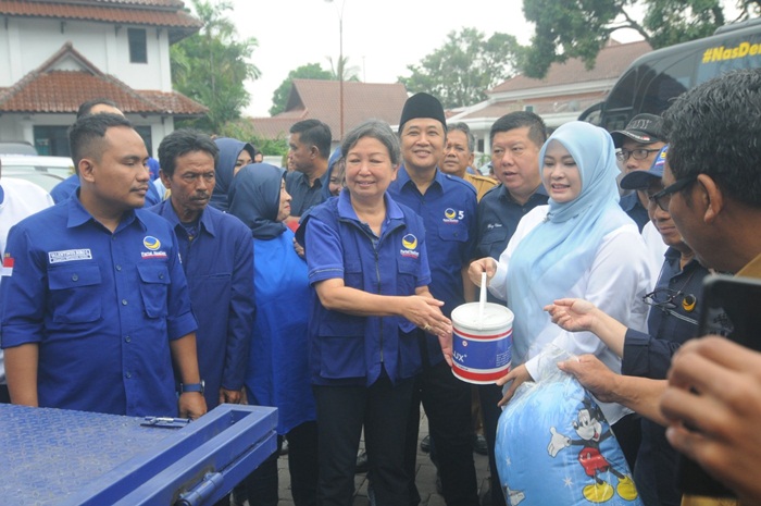 Ketua DPW Partai NasDem Jatim, Sri Sajekti Sudjunadi secara simbolis menyerahkan bantuan dari warga Jatim kepada Bupati Pandeglang, Irna Narulita. Foto: Ist