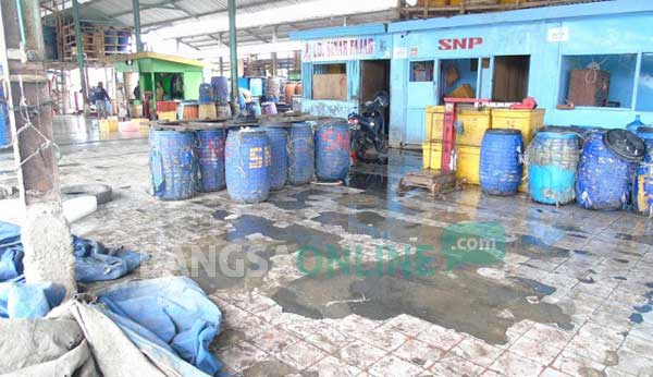JOROK: Kondisi pasar ikan Lamongan. Hingga kini masalah limbahnya belum teratasi. foto: nurqomar/ BANGSAONLINE