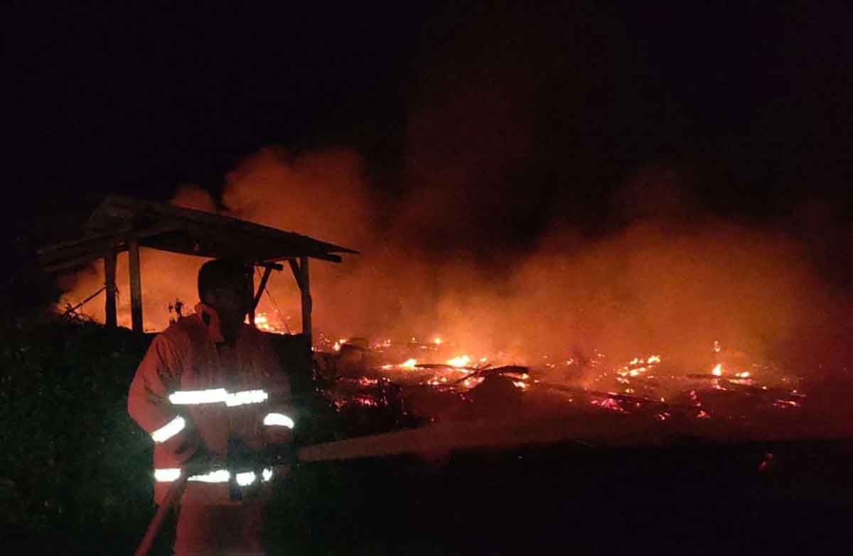Petugas Damkar Pos Jatirogo saat melakukan pemadaman di Desa Jombok, Kecamatan Jatirogo, Kabupaten Tuban, Senin (7/11/2022).