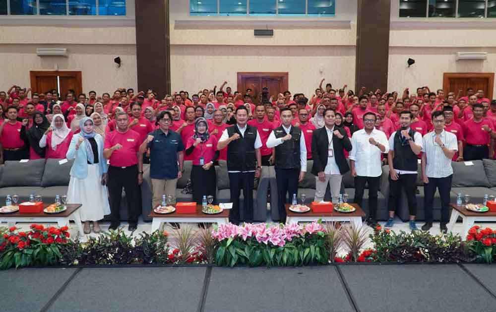 Bupati Yuhronur Efendi foto bersama 201 pengurus KDKMP se-Kabupaten Lamongan.