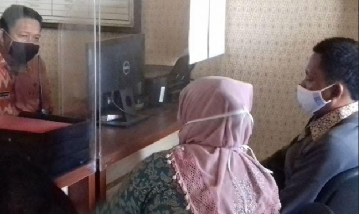 Ibu korban yang didampingi suaminya saat melapor ke Polres Probolinggo Kota.