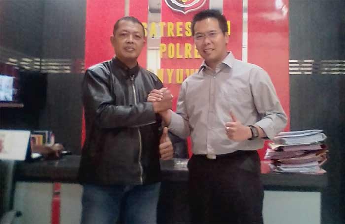 Ketua LSM Kobra Daud Joni bersama Kasatreskrim Polres Banyuwangi AKP Panji Pratistha.