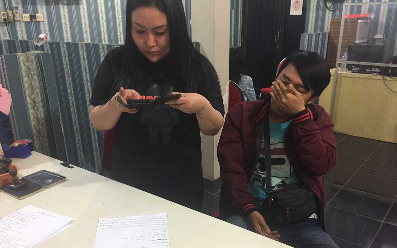 Pria yang meninduri istri orang bersama dengan Kakaknya saat membuat surat pernyataan dan diselesaikan secara kekeluargaan di Polsek Sawahan.