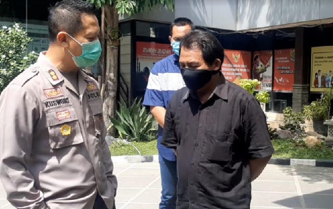 Kapolres AKBP Kusworo Wibowo (kanan) ketika menginterogasi tersangka Sugiyanto (tengah baju hitam). foto: ist.