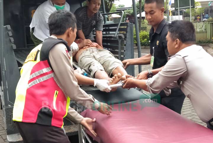 Korban saat hendak dilarikan ke rumah sakit.