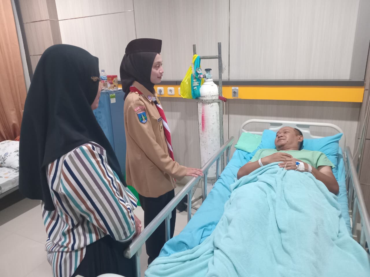 Wali Kota Kediri Vinanda Prameswati saat menjenguk Personel Damkar Korban Sengatan Tawon Vespa