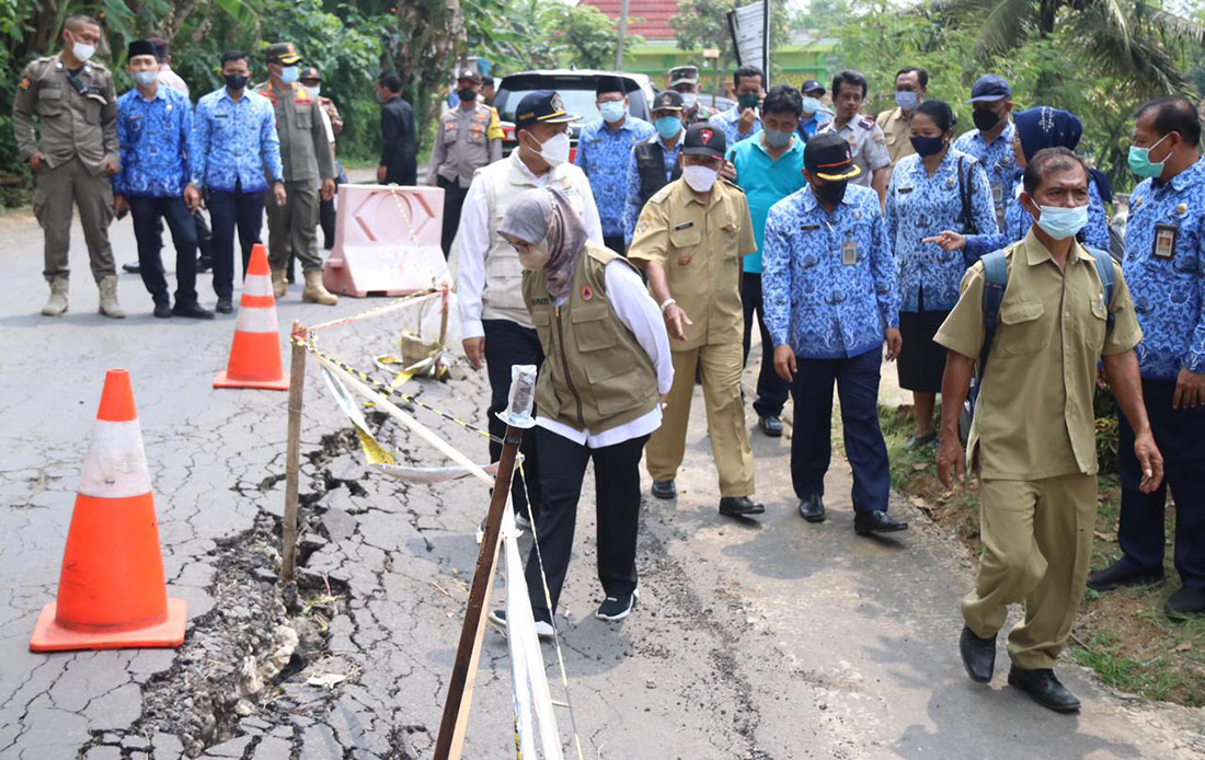 Tim Pusat Vulkanologi, Mitigasi, dan Bencana Geologi (PVMBG) saat mengobservasi lokasi tanah bergerak di Desa Kebonsari Kecamatan Kademangan Kabupaten Blitar.