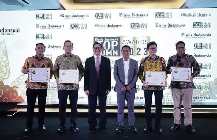 SVP Sekretaris Perusahaan Petrokimia Gresik, Adityo Wibowo (dua dari kanan) saat menerima penghargaan. Foto: Ist.