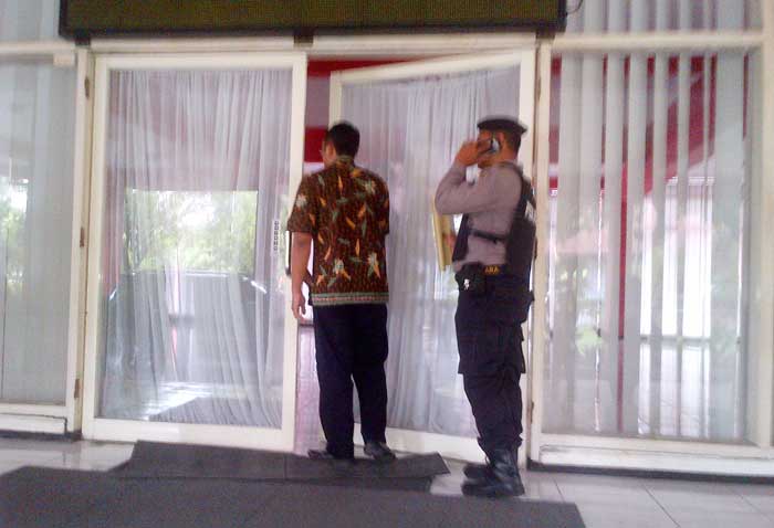 Petugas Kepolisian yang berjaga. foto: SOFFAN/ BANGSAONLINE
