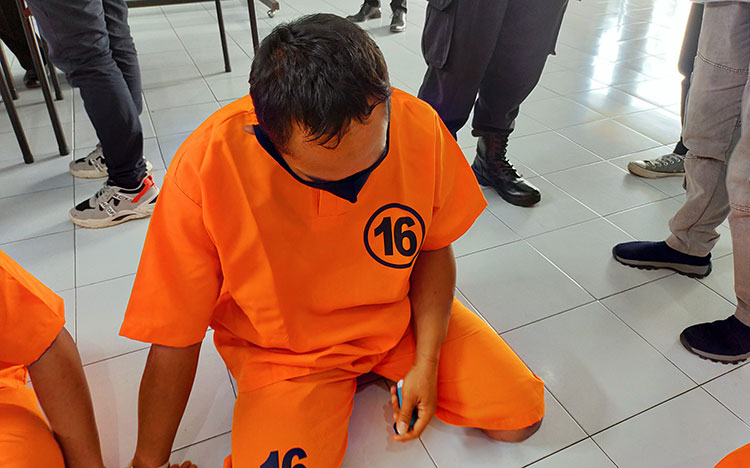 Tersangka saat diamankan Polres Blitar. (foto: ist)
