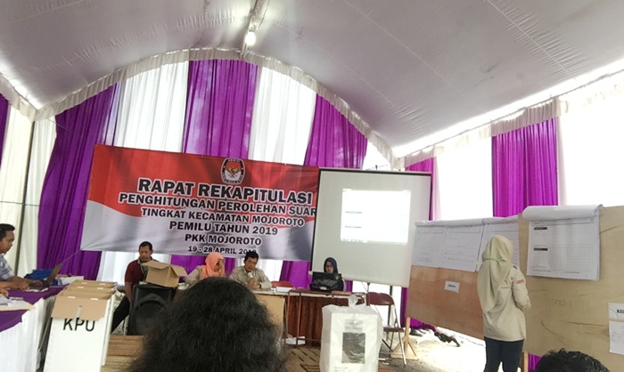 Salah satu forum di tingkat PPK Kecamatan Mojoroto saat melakukan proses rekapitulasi. foto: ARIF KURNIAWAN/ BANGSAONLINE