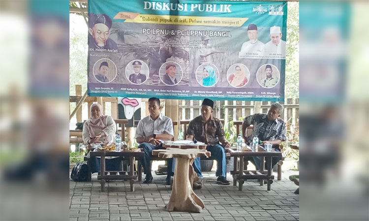Suasana diskusi publik yang digelar PCNU Bangil bersama petani.